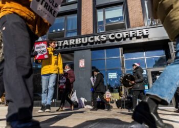 Starbucks, union agree to bring in mediator for contract talks