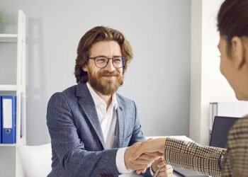 How To Master Nonverbal Communication In An Interview