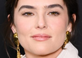 "Browlicks" Are Natural Effortless Eyebrow Makeup Trend