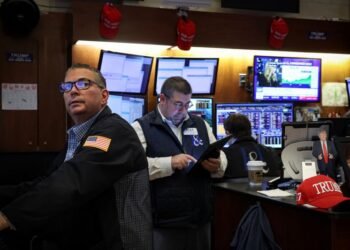 Wall St rises in choppy trading, Fed comments provide tailwind