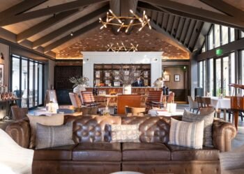 15 Best Hotels in Napa Valley for Vineyard Views, Geothermal Pools, & Outdoor Tubs