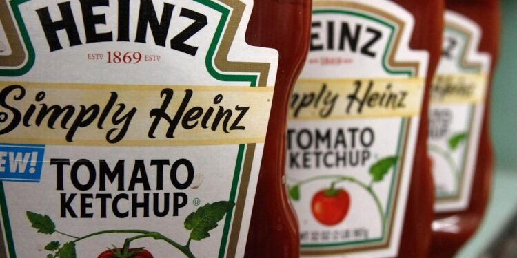 Kraft Heinz lowers sales outlook for the year, weighed down by consumer uncertainty and tariffs