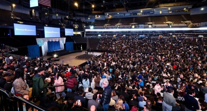 Warren Buffett sells stocks for tenth quarter in a row