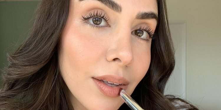 4 Editors Test Clinique’s New Nude Honey Lipstick