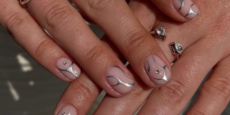 11 Cool Ways To Wear The Silver Nails Manicure Trend