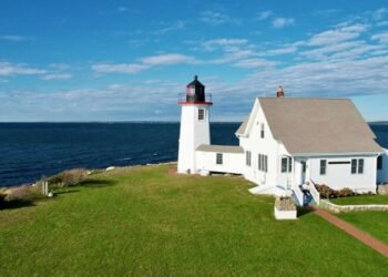 9 Best Lighthouse Airbnbs in the US