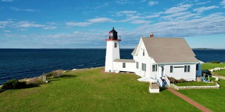 9 Best Lighthouse Airbnbs in the US