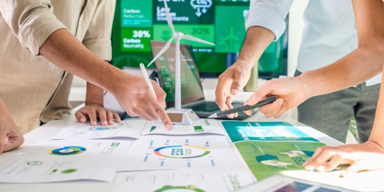 A new french law intended to speed up carbon transition is opening up private markets to retail investors, according to Moody’s Ratings.