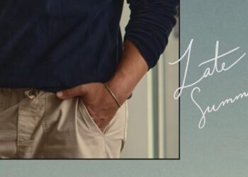 The Late Summer Weekend Uniform That Works Inside and Out · Primer