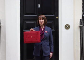 Chancellor sets 26 Nov Budget amid surge in client queries