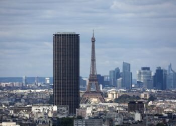 French economy to grow 0.8% in 2025 as key sectors rebound, INSEE says