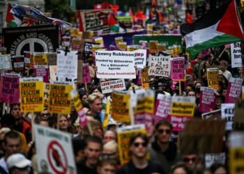 Police and protesters scuffle as 110,000 join anti-migrant London protest