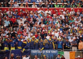 Trump met with cheers at Ryder Cup as US team gets off to rough start