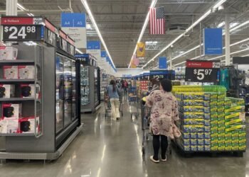 US retail sales beat expectations in August; weakening labor market dims outlook