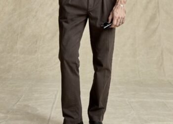 man wearing a pleated herrinbone pattern chino pant