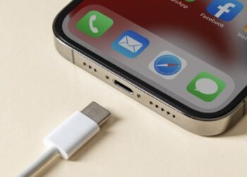 Apple's Newest iPhone Charger Is Pricey but Versatile