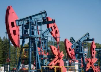 Oil on track for steepest weekly plunge in 3-1/2 months