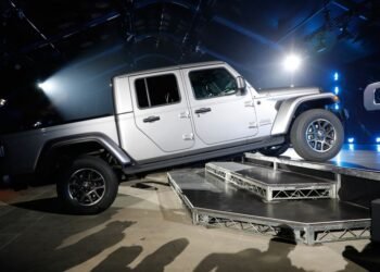 US opens probe into more than 232,000 Chrysler vehicles over instrument panel issue