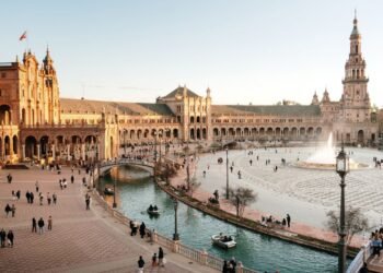 11 Best Bars in Seville for Flamenco, Jazz, and Rooftop Cocktails