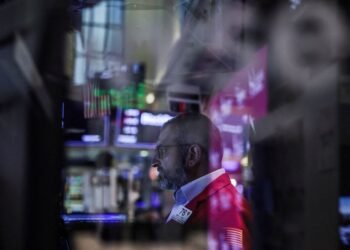 Analysis-Investors eye holiday season turbulence amid AI and rate cut doubts