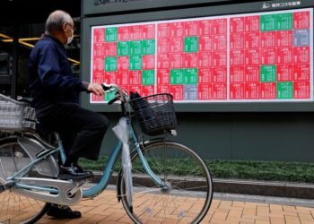 Asian stocks sink as US jobs fail to clear rate outlook, tech hammered