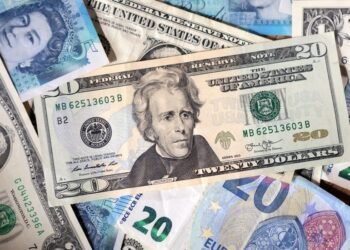 Dollar set for biggest weekly fall in four months, Fed in focus