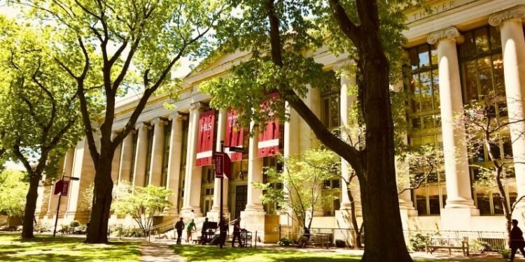 Harvard boosts BlackRock Bitcoin ETF holdings to $442.8 million, expanding exposure by 257%