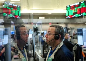 Investors watching US economic signs as market pulls back, tech teeters