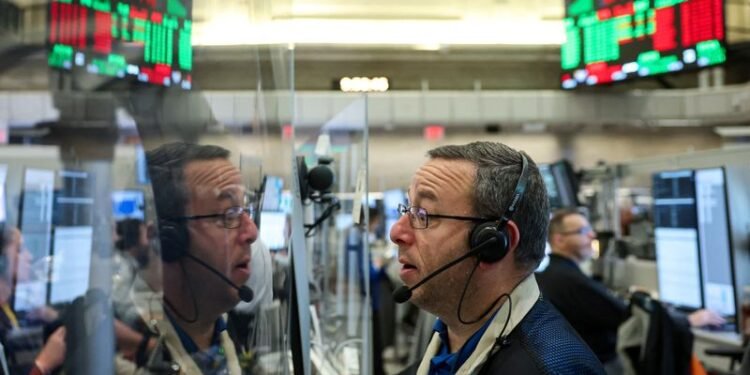 Investors watching US economic signs as market pulls back, tech teeters