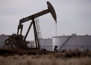 Oil dips on oversupply sentiment but sanctions limit decline