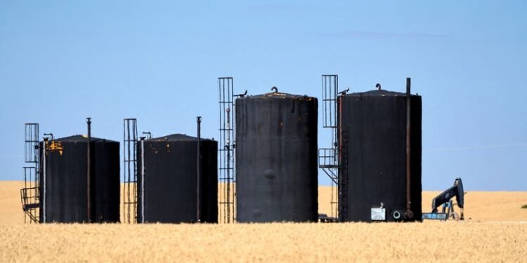 Oil falls after loadings resume at key Russian export hub