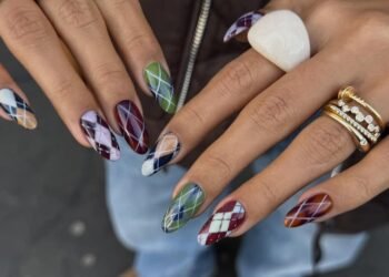 The Coziest Winter Manicure Trend