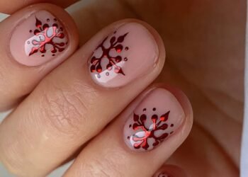 15 Short Christmas Nail Ideas: Chrome Snowflakes & Bows