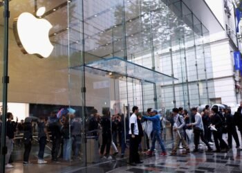 Apple opens iPhone to alternative app stores in Japan