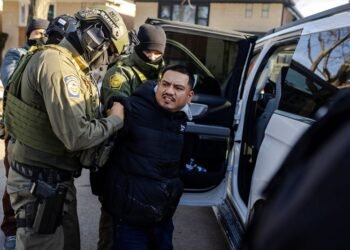 Border Patrol commander, agents reappear in force in Chicago immigrant communities