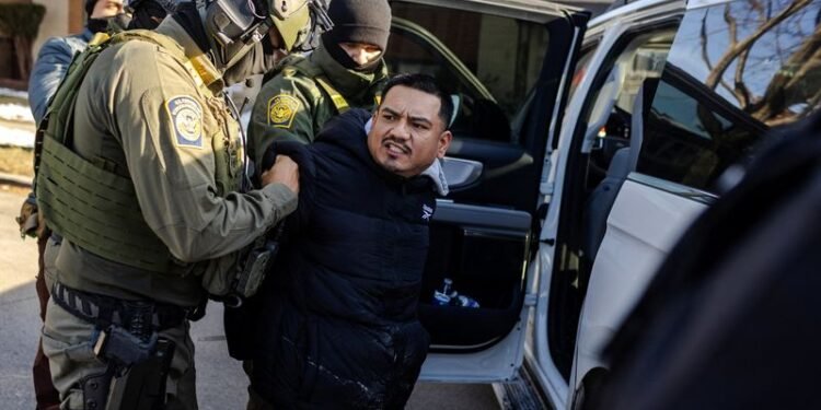 Border Patrol commander, agents reappear in force in Chicago immigrant communities