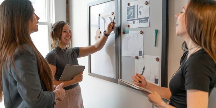 How to Create a Virtuous Cycle for Your Employer Brand Ambassadors