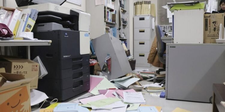 Japan lifts tsunami warning after 7.5-magnitude earthquake