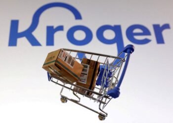 Kroger trims annual sales forecast as shoppers tighten budgets