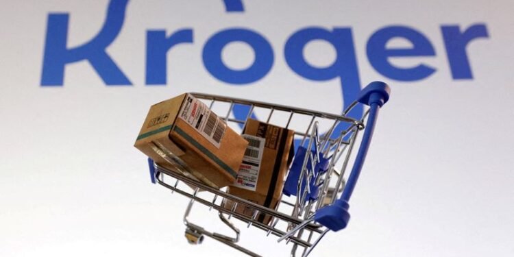 Kroger trims annual sales forecast as shoppers tighten budgets