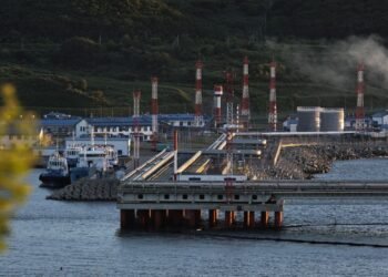 Oil prices retreat slightly; investors wary of Russia–Ukraine tensions