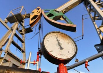 Oil rises slightly as market weighs supply risks