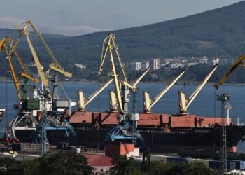 Oil settles up over 2% on dented peace hopes in Ukraine, tensions in Yemen