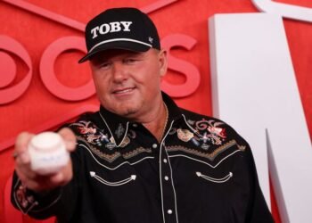 On eve of Hall of Fame announcement, Trump revives call for Clemens induction
