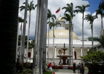 Venezuela's Maduro swears "absolute loyalty" to Venezuelan people