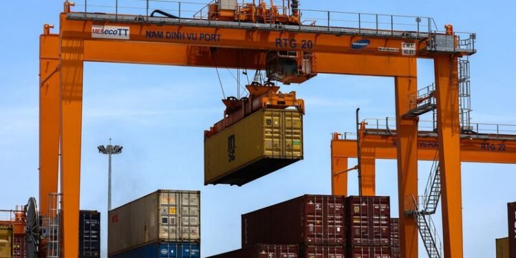 Vietnam's trade surplus with US hits record as exports surge despite tariffs