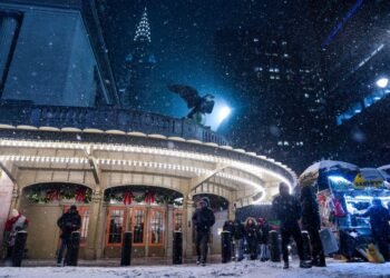 Winter storm bears down on U.S. Northeast, disrupting airline travel