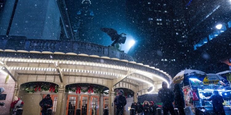 Winter storm bears down on U.S. Northeast, disrupting airline travel