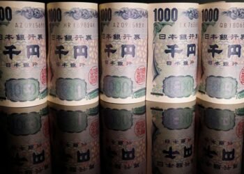 Yen strengthens after BOJ minutes, markets gauge intervention odds