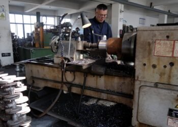 China’s economic growth slows to 3-year low in fourth quarter